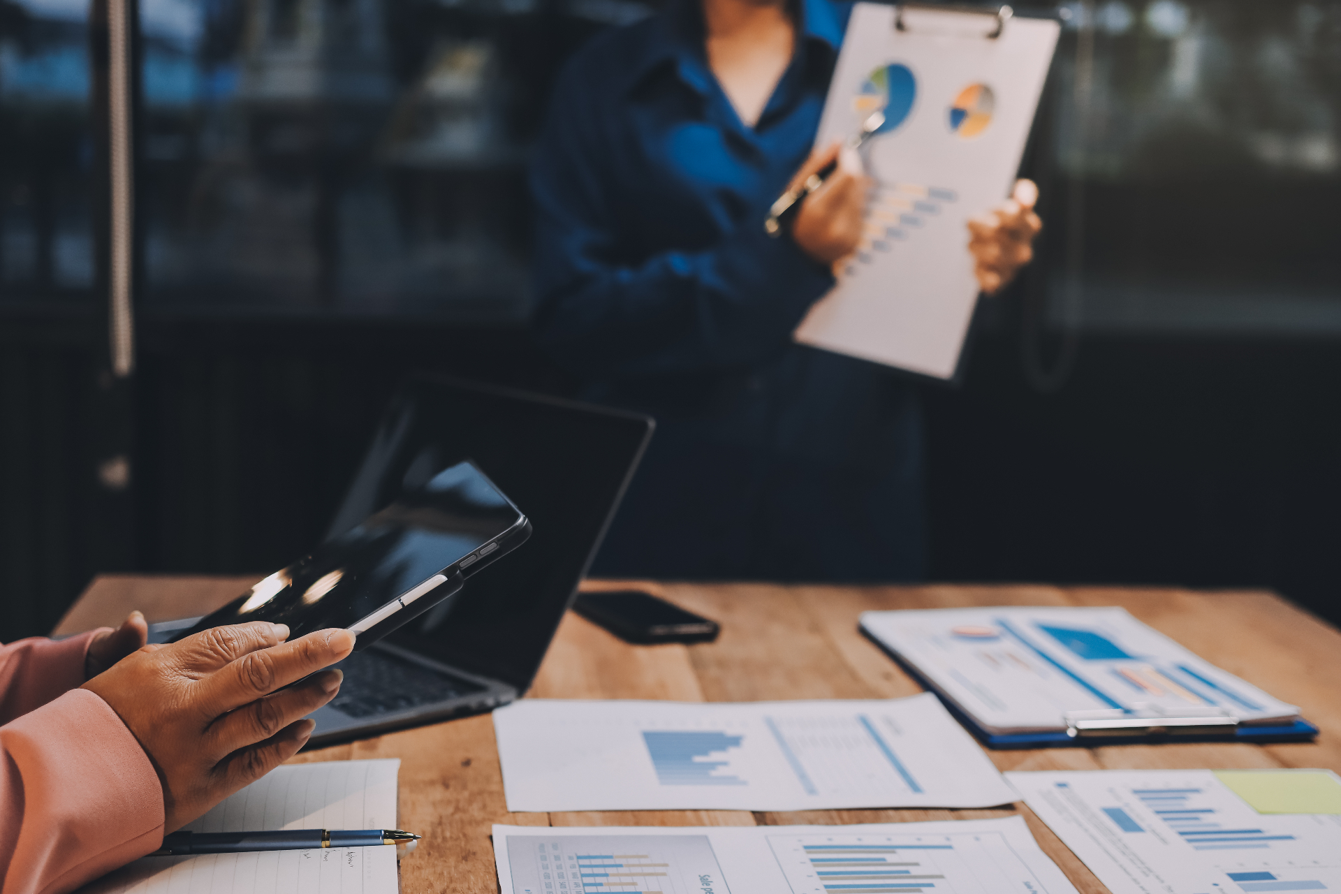 Equipe FC Expertise em reunião estratégica analisando indicadores financeiros
